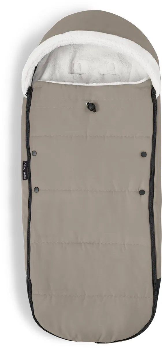 Stokke YOYO voetenzak, Taupe - Sherpa-voering, fleece met trekkoord, dubbele vulling - Machinewasbaar op 30°C - Inclusief kleine tas
