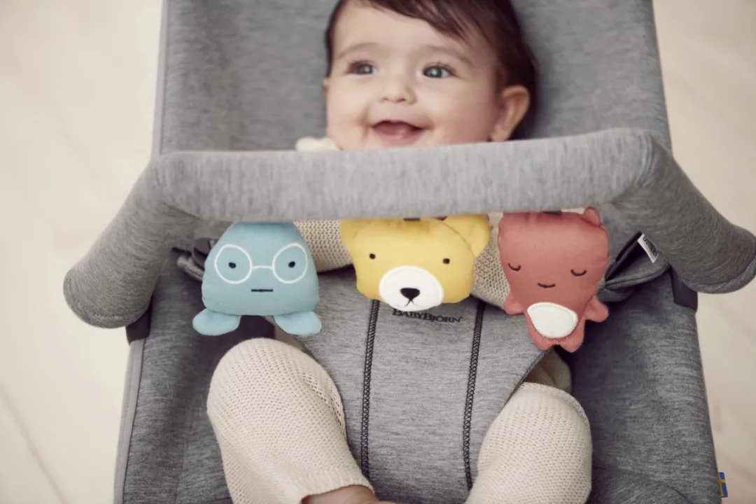 BabyBjörn Speelboog Wipstoel - Knuffelvriendjes