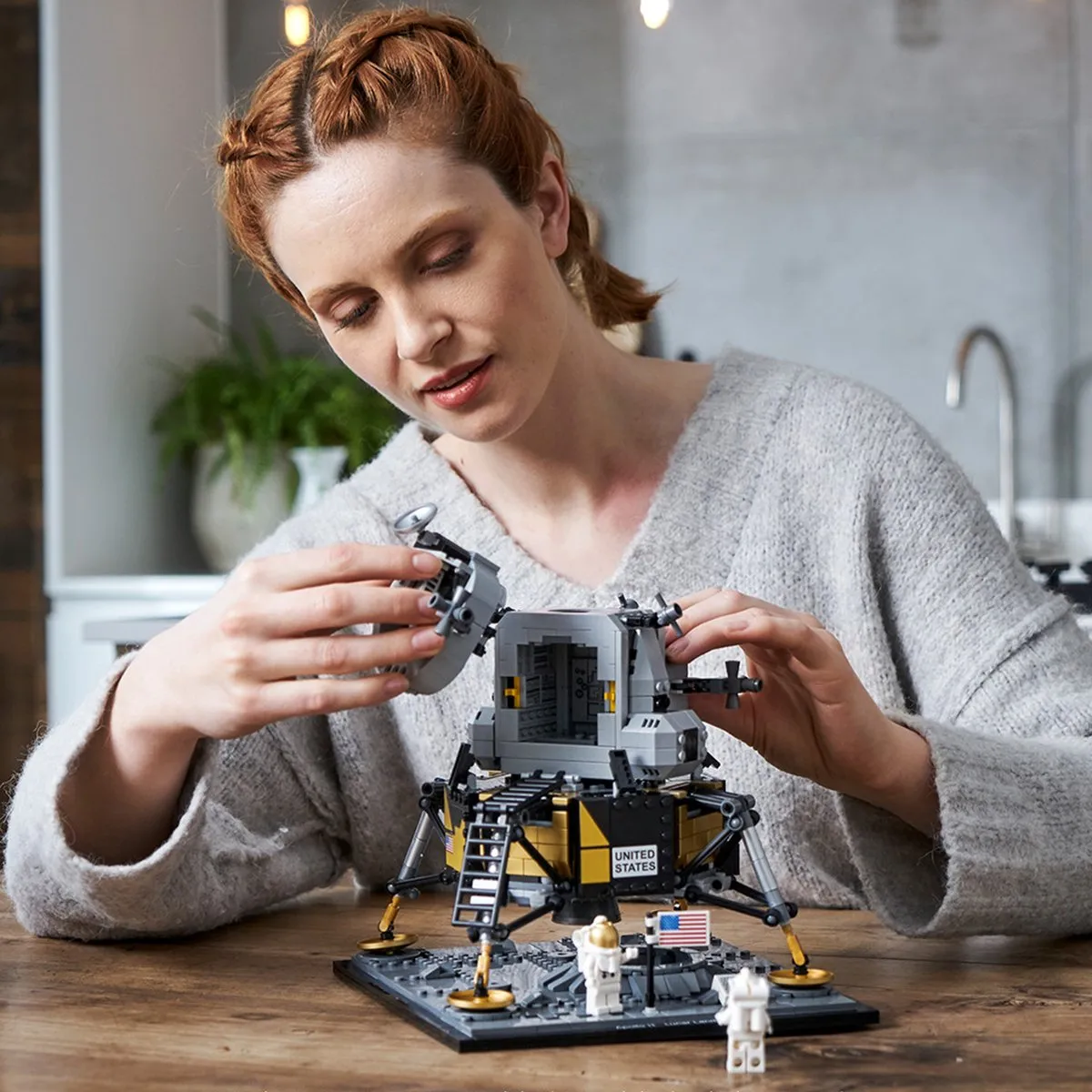 LEGO Creator Expert NASA Apollo 11 Maanlander 10266 - 1087 Stukken