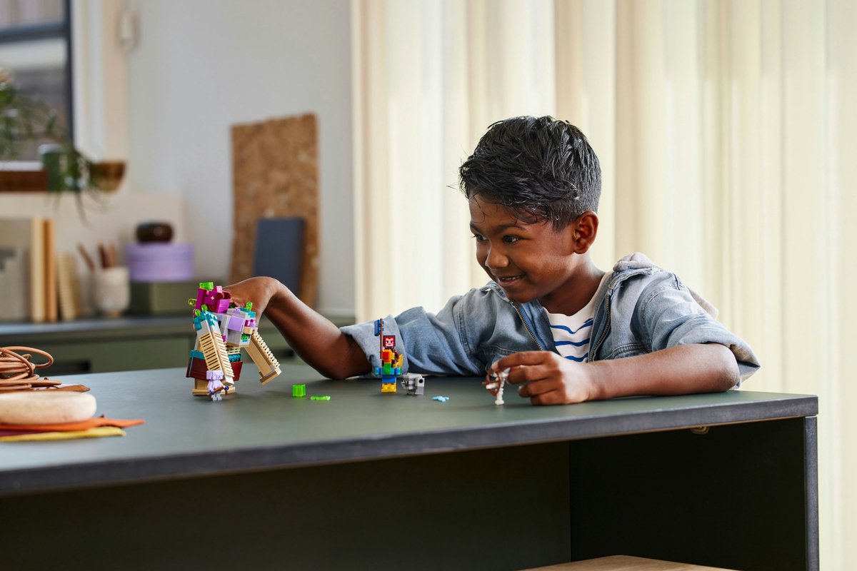 LEGO Minecraft Legends Duel met de Verslinder - 21257