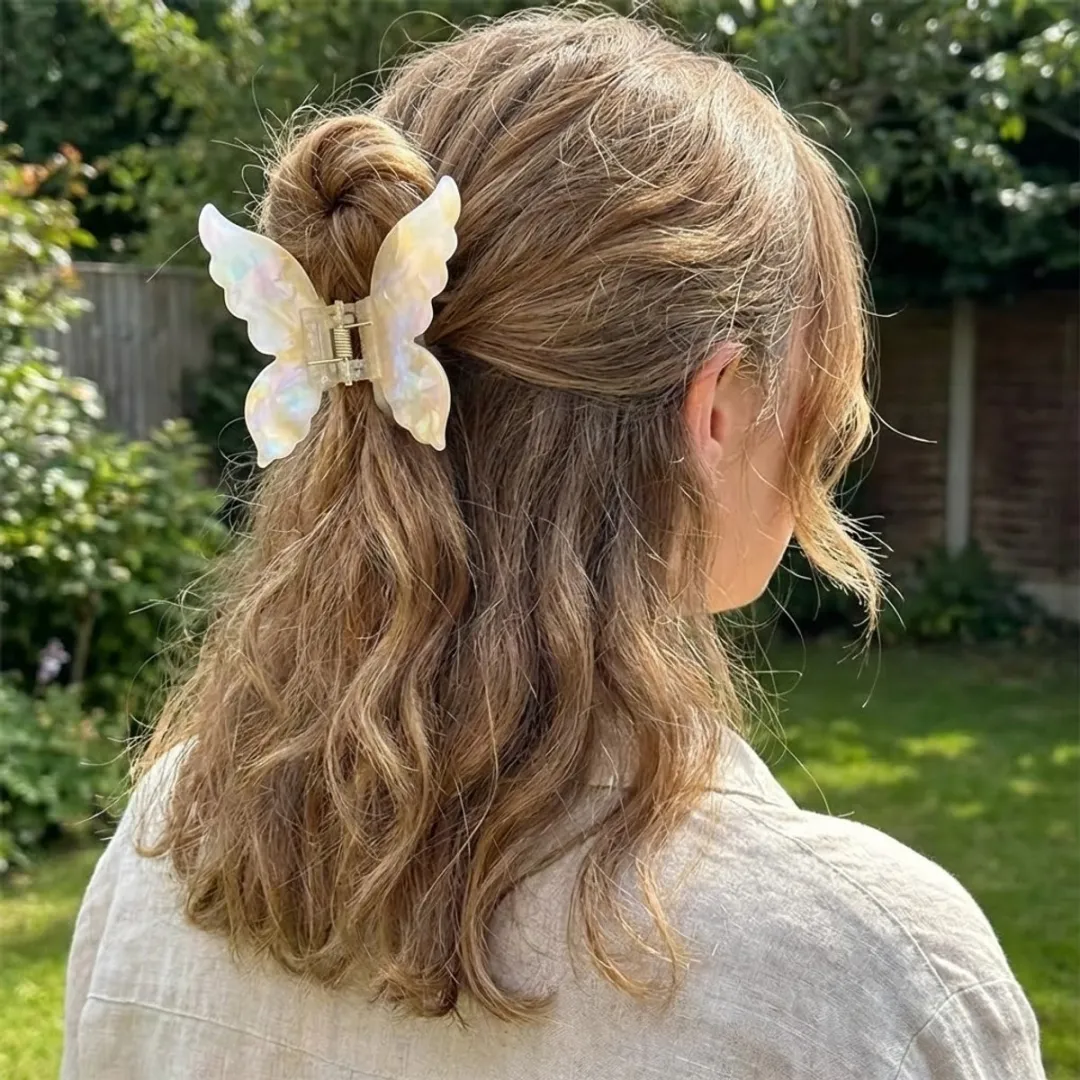 NuveX Parelmoer Beige Vlinder Haarclip - Sterke Grip