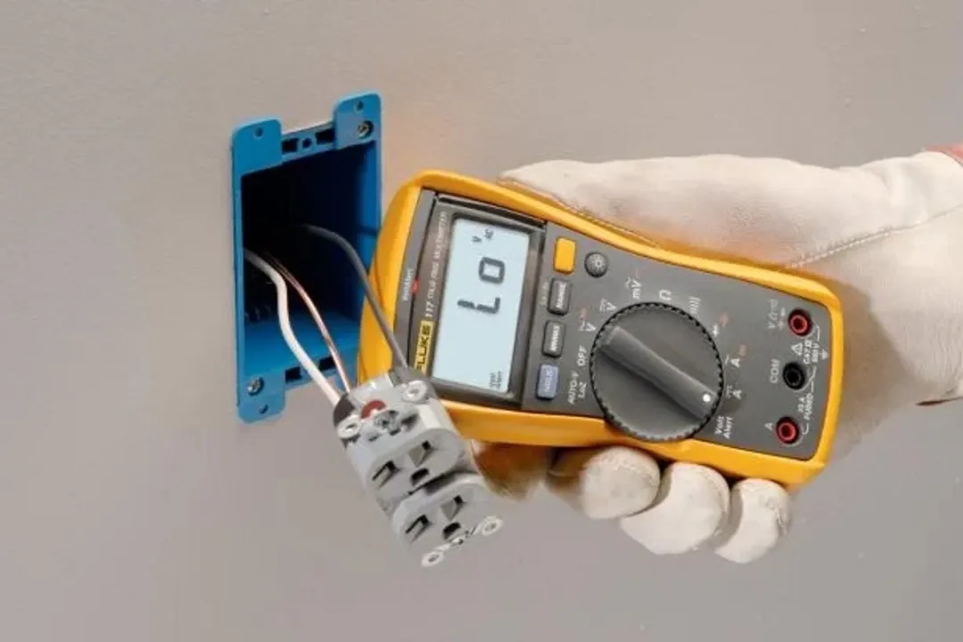 Fluke 117 EUR Digitale True-RMS Multimeter - AC/DC 600V & 10A