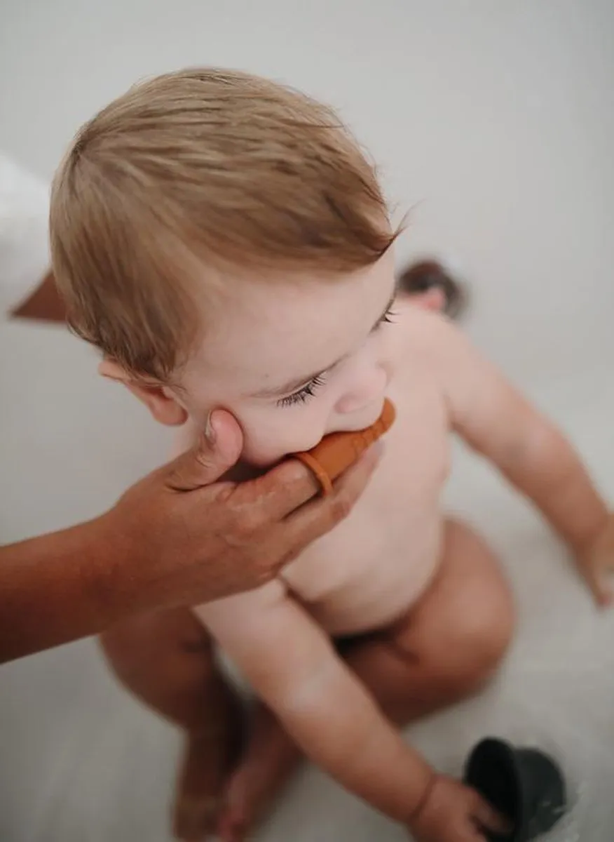 Mushie Tandenborstel Baby Clay Shifting