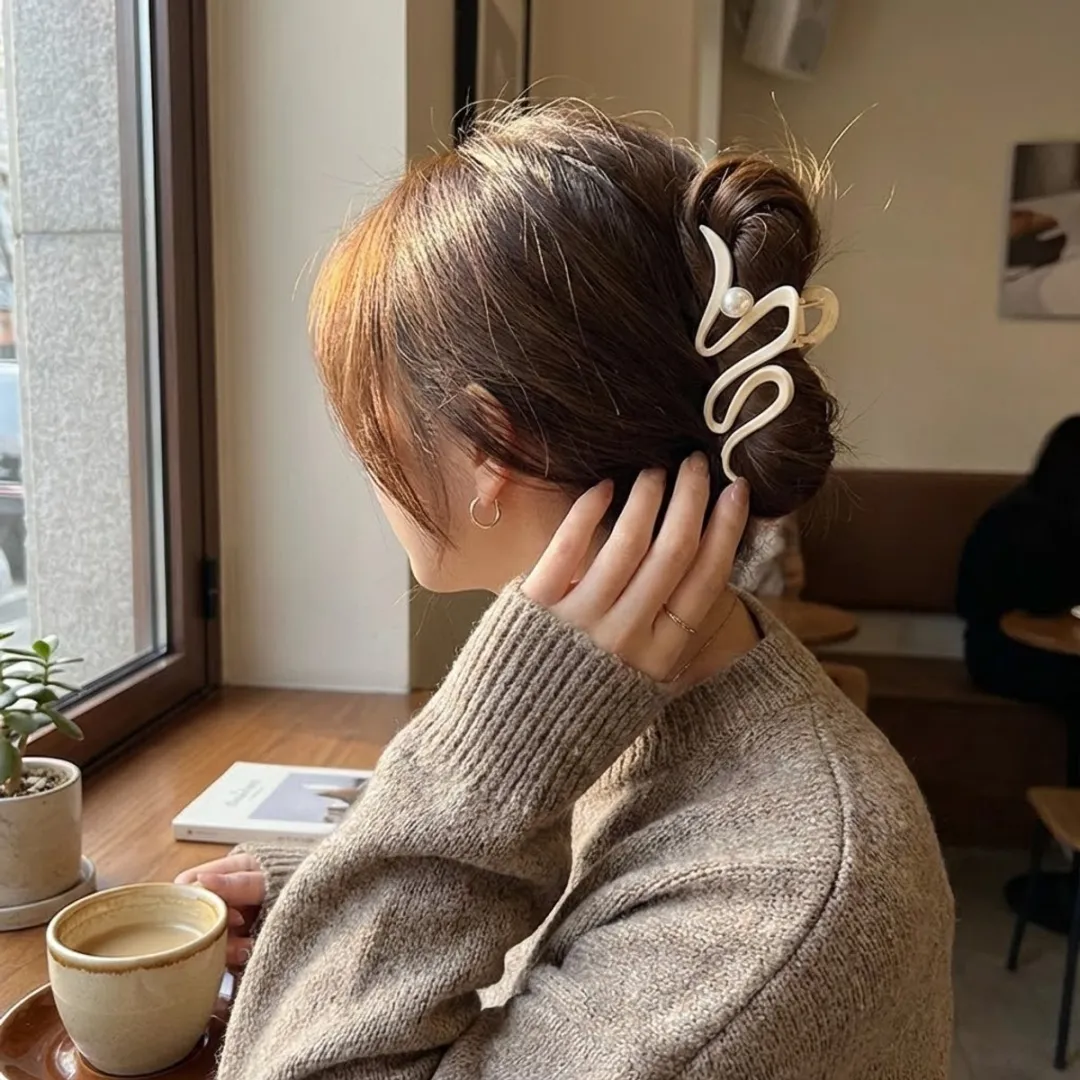 NuveX Beigekleurige Haarclip met Parels - Stevige Grip