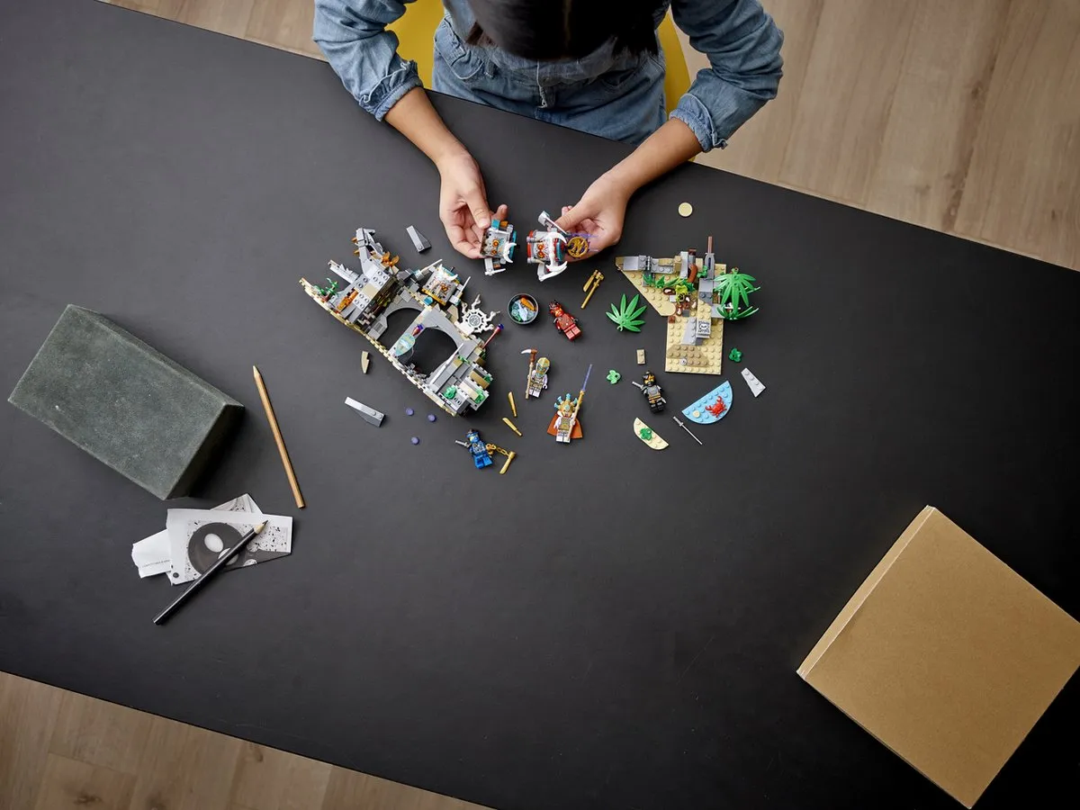 LEGO Ninjago Het Dorp van de Beschermers 71747 - 166 Stukken