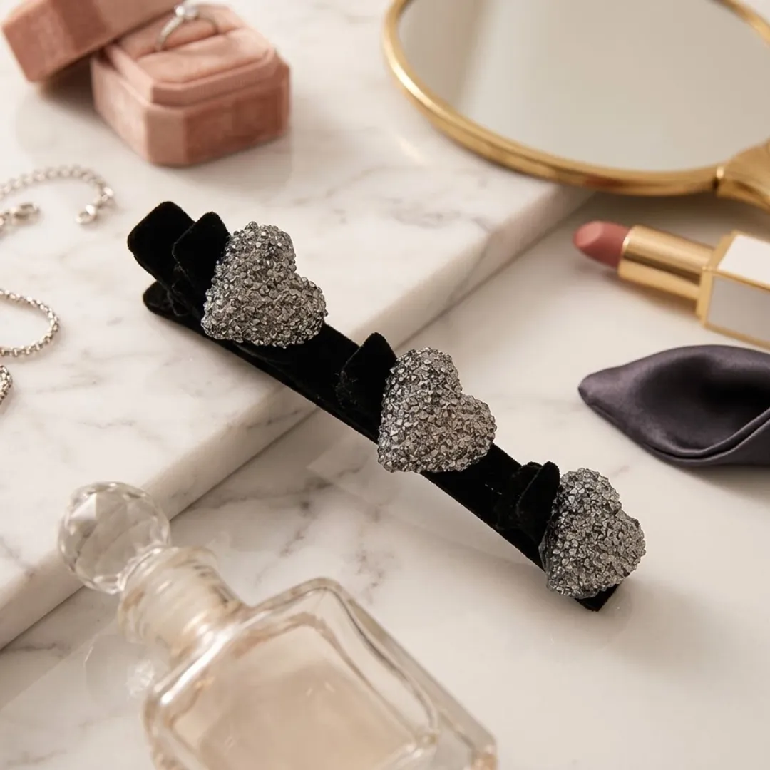 NuveX Zwart Fluweel Haarspeld met Zilveren Glitter Hartjes