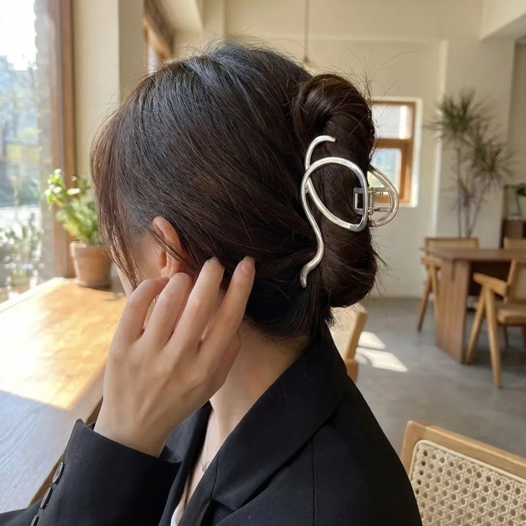 NuveX Zilverkleurige Haarclip - Golvend Metaal Design - Sterke Grip