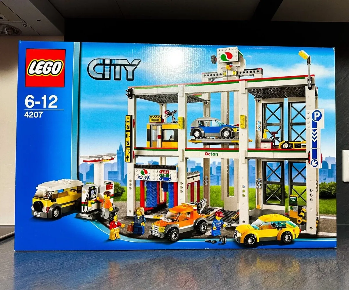 LEGO City Garage 4207 - 933 Stukken - 5 Minifiguren