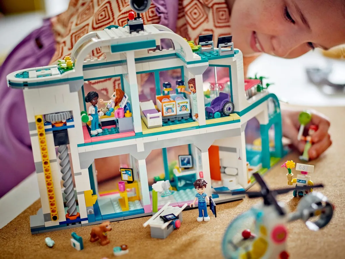 LEGO Friends Heartlake City Ziekenhuis 42621 - 1045 Stukken