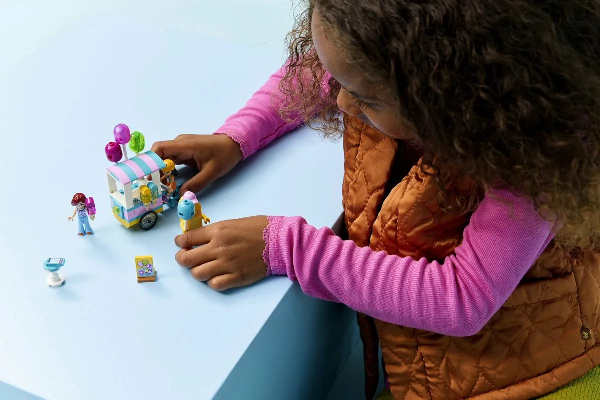 LEGO Friends IJsjes- en Ballonnenkraam 42692 - 107 Stukken