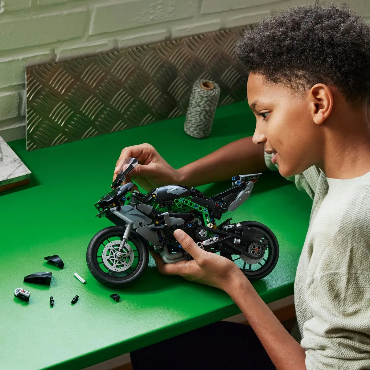 LEGO Technic Kawasaki Ninja H2R 42170 - 643 Stukken - afbeelding 6 van 6