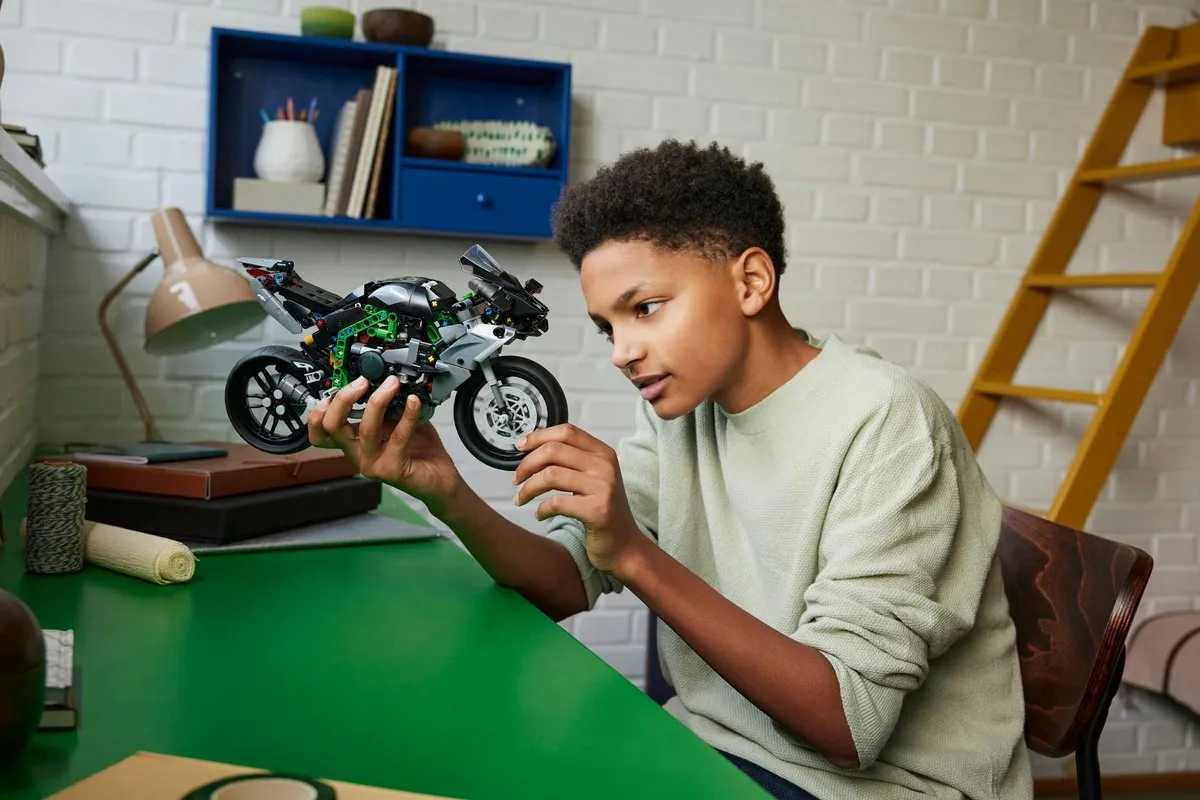 LEGO Technic Kawasaki Ninja H2R 42170 - 643 Stukken