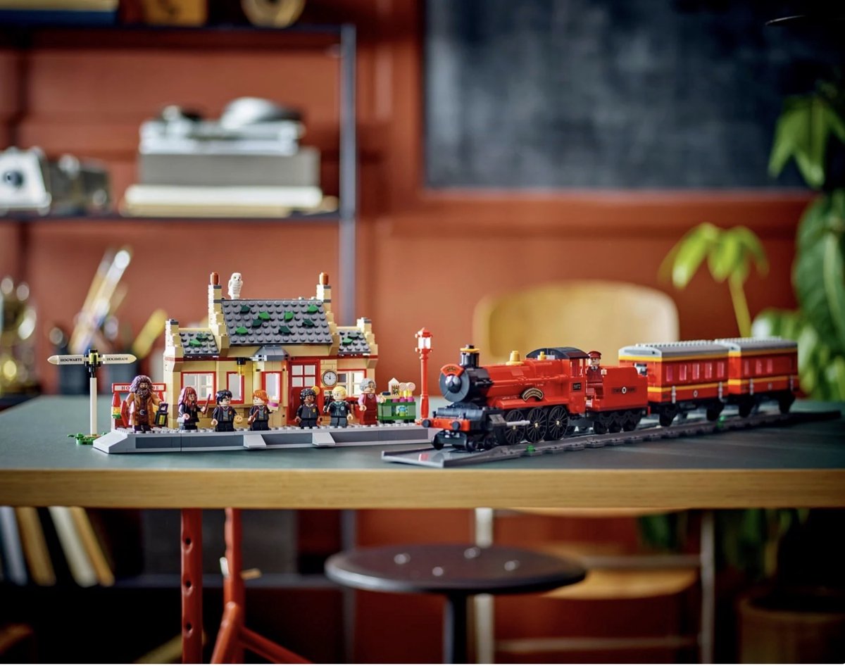 LEGO Harry Potter 76423 - Zweinstein Express™ en Zweinsveld™ Station