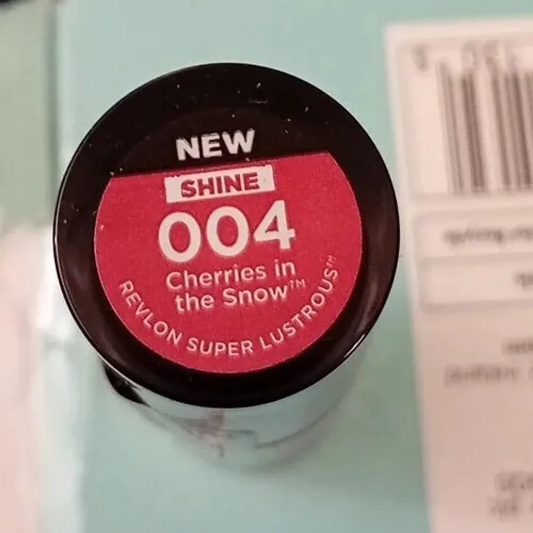 Revlon Super Lustrous Glass Shine Lipstick 004 Cherries In The Snow