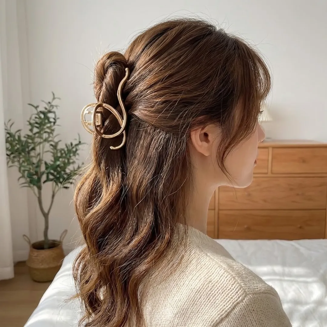 NuveX Goudkleurige Haarclip - Golvend Metaal Design