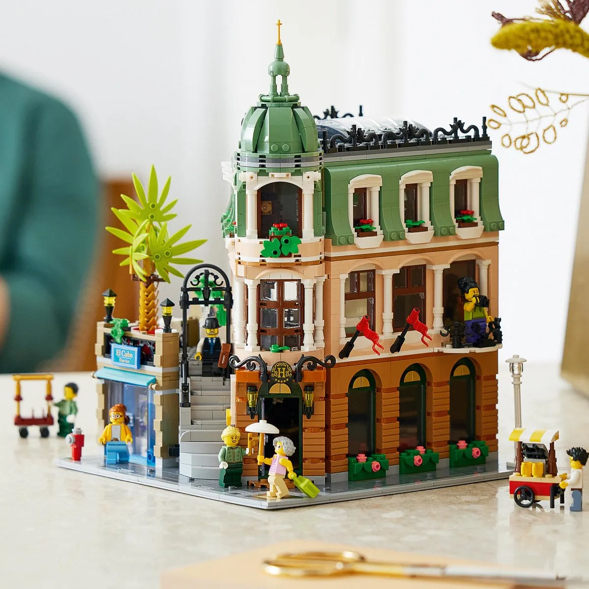 LEGO Icons Boetiekhotel 10297 - 3037 Stenen - afbeelding 6 van 6