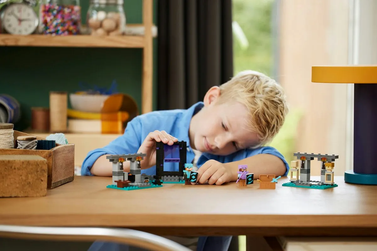 LEGO Minecraft De Wapensmederij 21252 - 203 Stenen