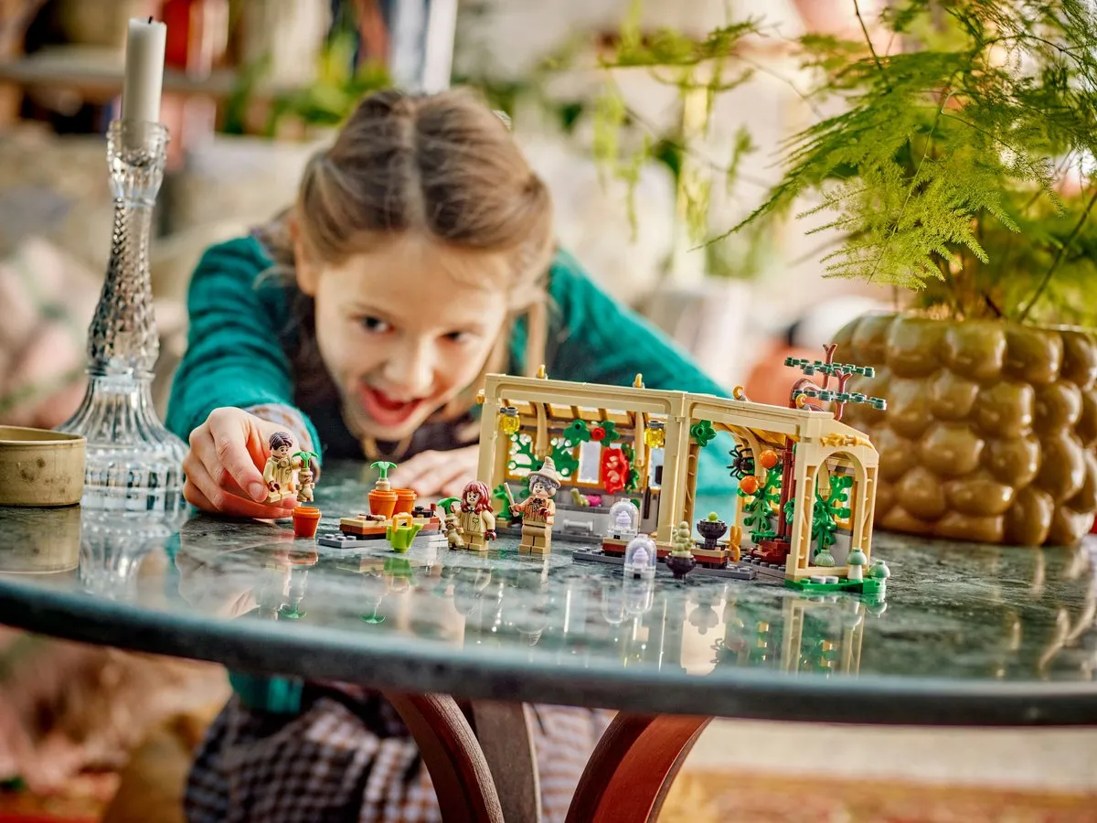 LEGO Harry Potter Kasteel Zweinstein Kruidenkundeles 76445 - 390 Stukken