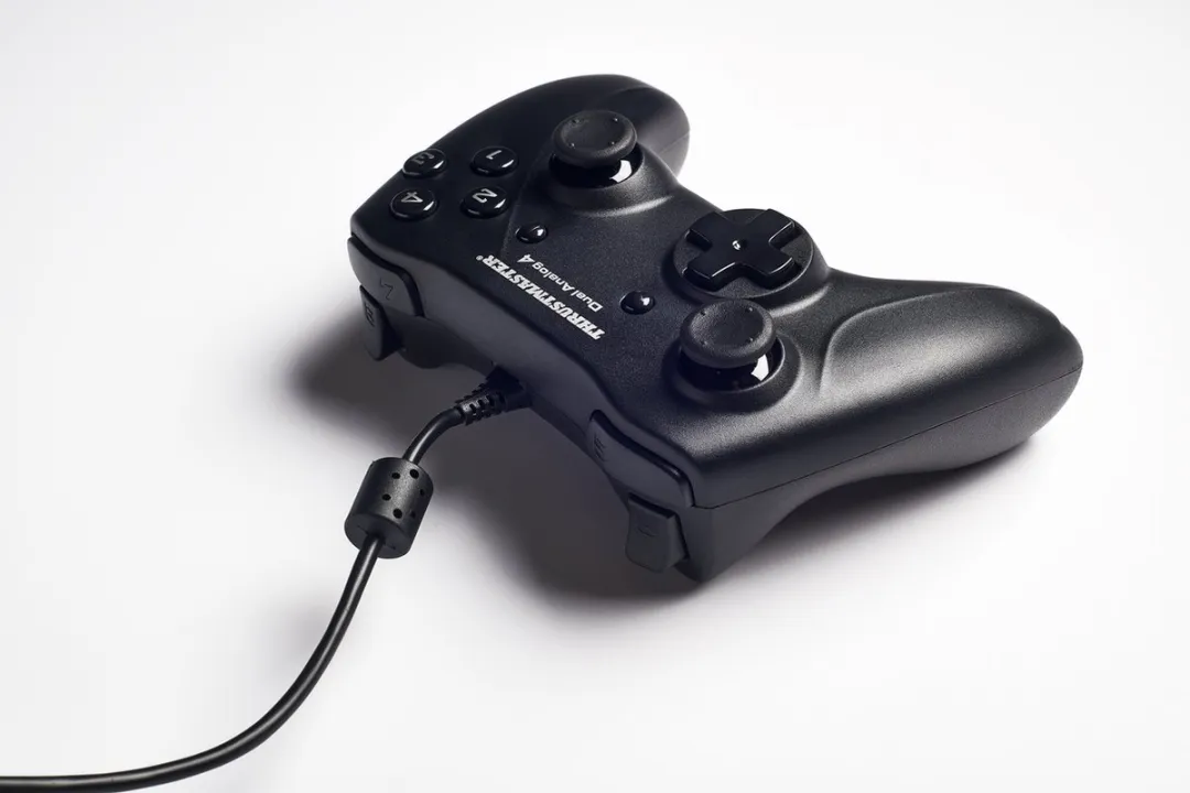 Thrustmaster Dual Analog 4 Gamepad