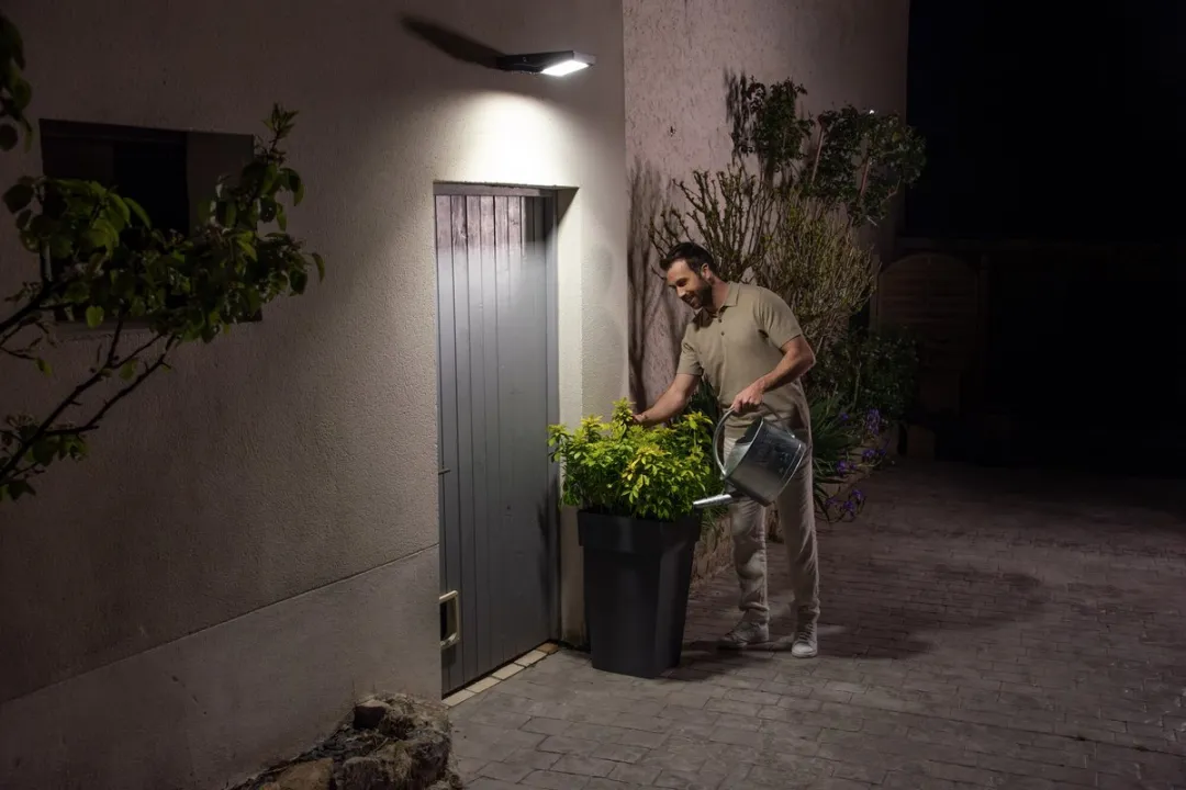 LEDVANCE ENDURA Flood Solar LED-schijnwerper 84-1-W - Koel wit 4000K - afbeelding 4 van 6