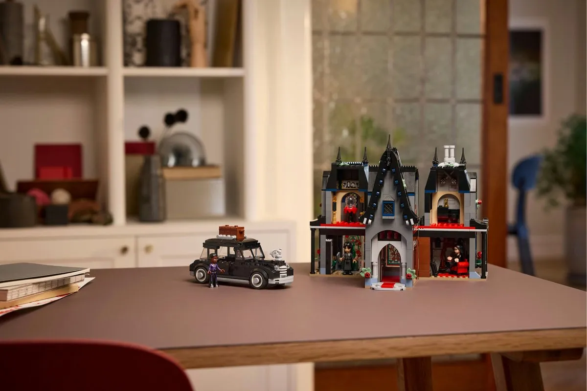 LEGO Wednesday Morticia's Huis 76786 - 1002 Stukken
