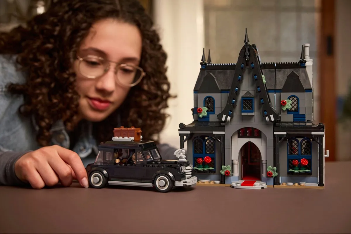 LEGO Wednesday Morticia's Huis 76786 - 1002 Stukken
