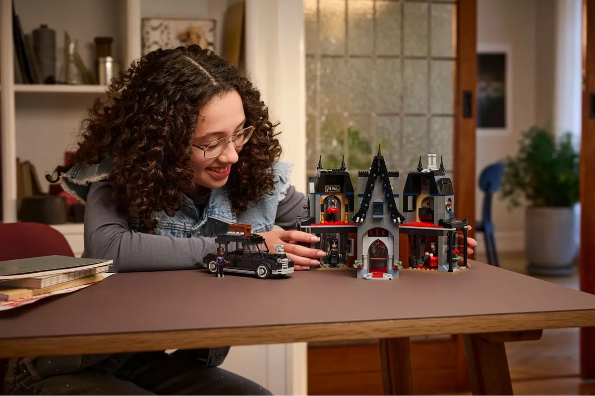 LEGO Wednesday Morticia's Huis 76786 - 1002 Stukken