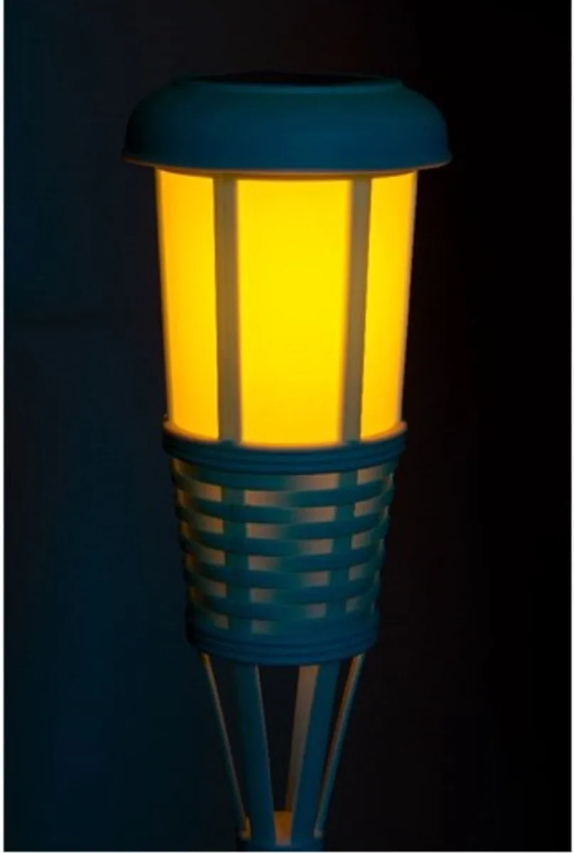 2x stuks solar tuinfakkel/tuinlamp lichtblauw op zonne-energie 61 cm - Prikspots tuinverlichting