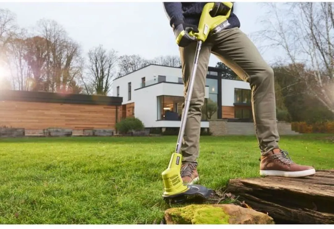 RYOBI ONE+ Pack 18V Cordless Grasmaaier + Trimmer RLM1833BLT1825M : Grasmaaier RLM18X33B40 en Trimmer OLT1825M (incl. 1x4.0Ah accu)