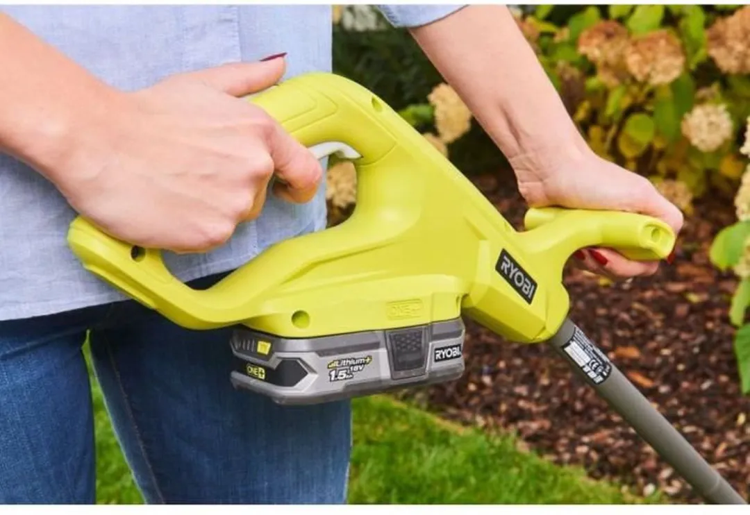 RYOBI ONE+ Pack 18V Cordless Grasmaaier + Trimmer RLM1833BLT1825M : Grasmaaier RLM18X33B40 en Trimmer OLT1825M (incl. 1x4.0Ah accu)