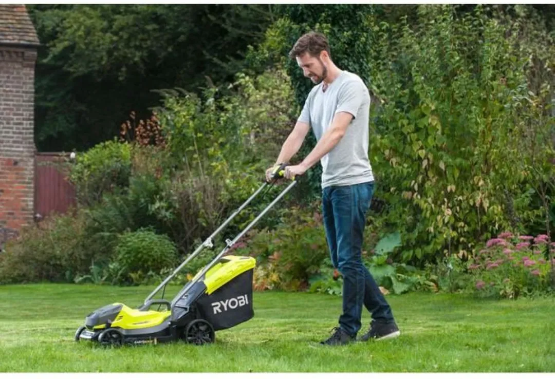 RYOBI ONE+ Pack 18V Cordless Grasmaaier + Trimmer RLM1833BLT1825M : Grasmaaier RLM18X33B40 en Trimmer OLT1825M (incl. 1x4.0Ah accu)