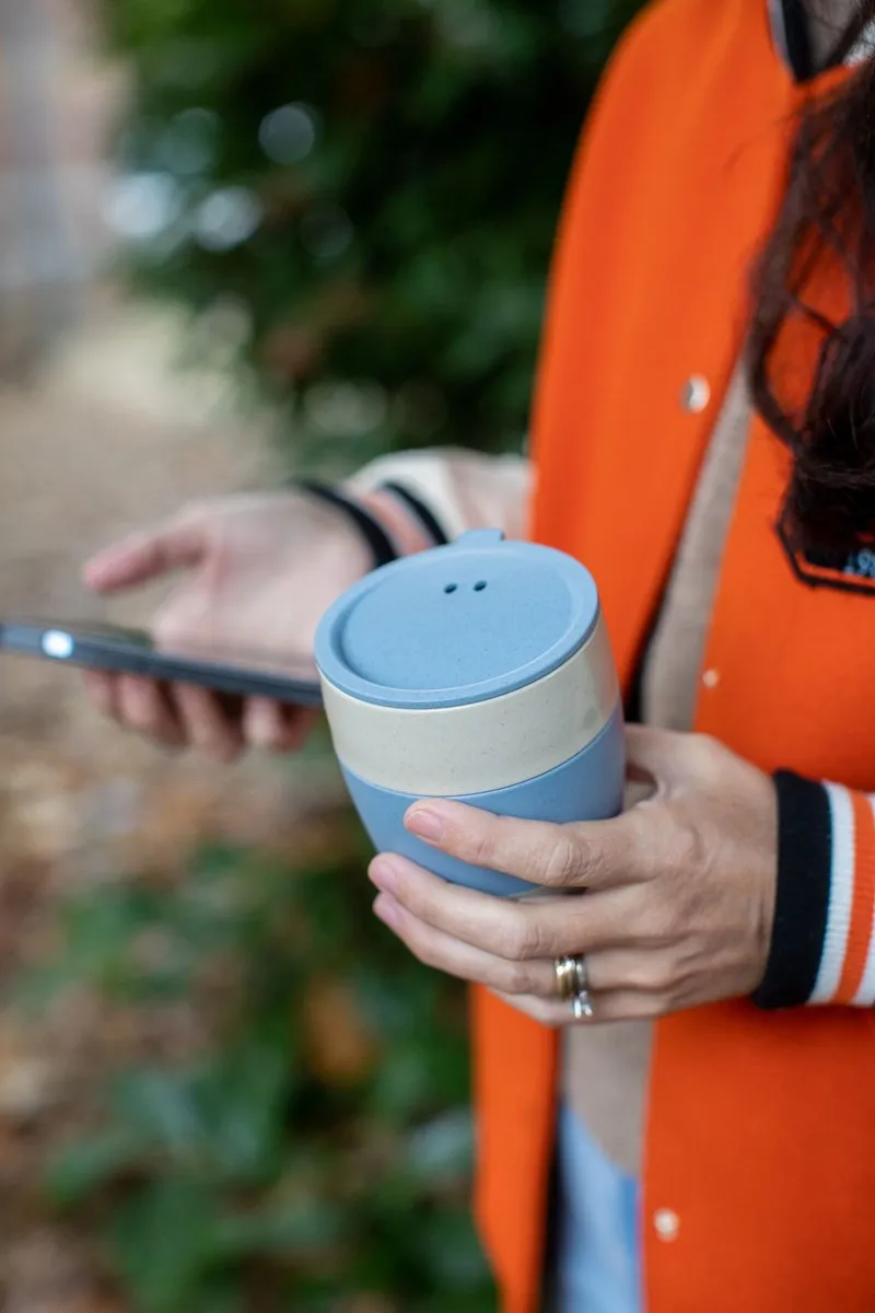 Herbruikbare Koffiebeker, 0.4 L, Natuur Bloemen Blauw, Organic Bio-Circular - Koziol | Aroma To Go 2.0