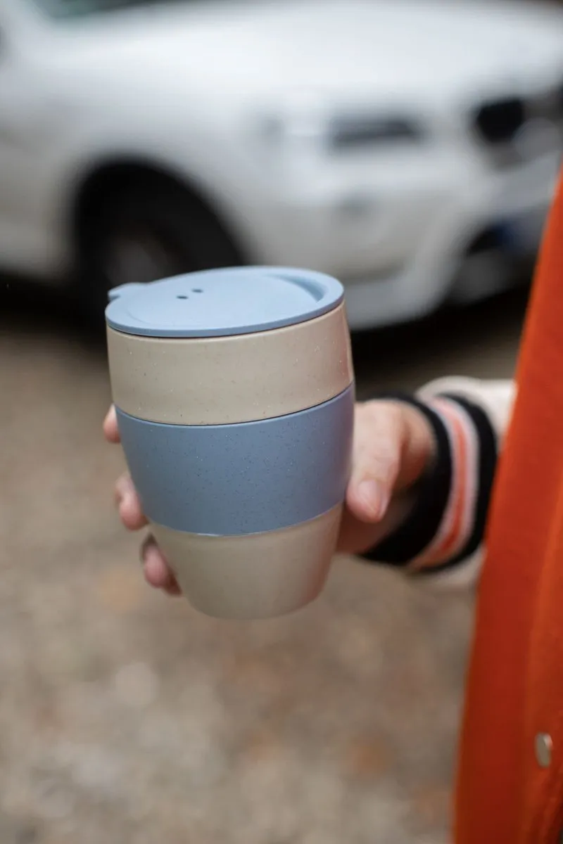 Herbruikbare Koffiebeker, 0.4 L, Natuur Bloemen Blauw, Organic Bio-Circular - Koziol | Aroma To Go 2.0