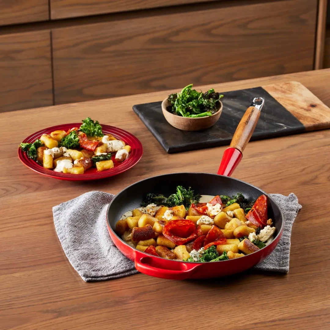 Le Creuset Hapjespan Signature Kersenrood Ø28cm - afbeelding 6 van 6