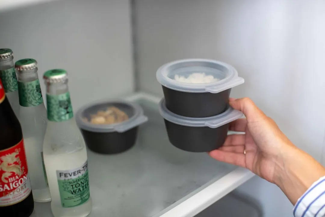 Sausbak, 30ml -Bulk verpakking - 60 stuks - inclusief deksel - Herbruikbaar - Move Dip - Koziol Move | Bio-Circulair