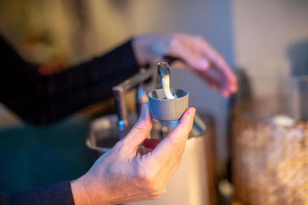 Sausbak, 30ml -Bulk verpakking - 60 stuks - inclusief deksel - Herbruikbaar - Move Dip - Koziol Move | Bio-Circulair