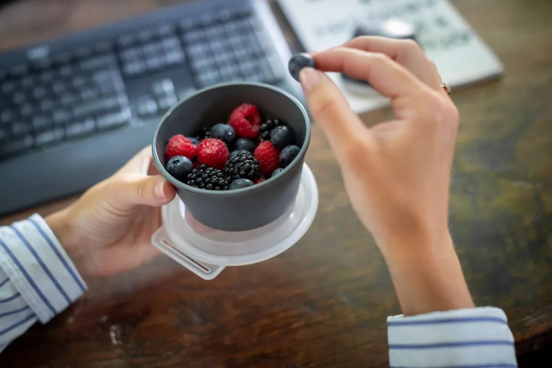 Sausbak, 30ml -Bulk verpakking - 60 stuks - inclusief deksel - Herbruikbaar - Move Dip - Koziol Move | Bio-Circulair