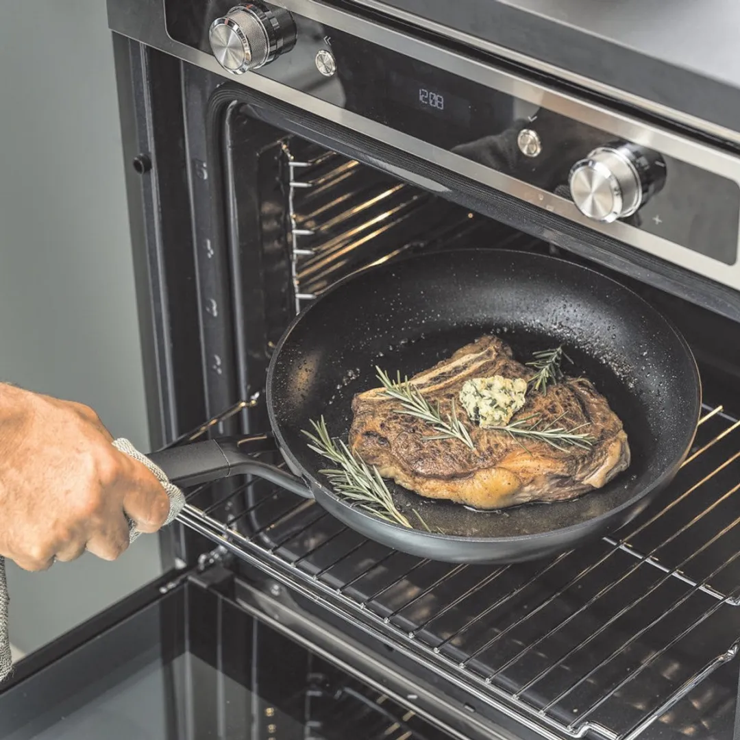 KitchenAid Classic Forged Aluminium koekenpan ø24cm - zwart - inductie - anti-aanbak - PFAS-vrij