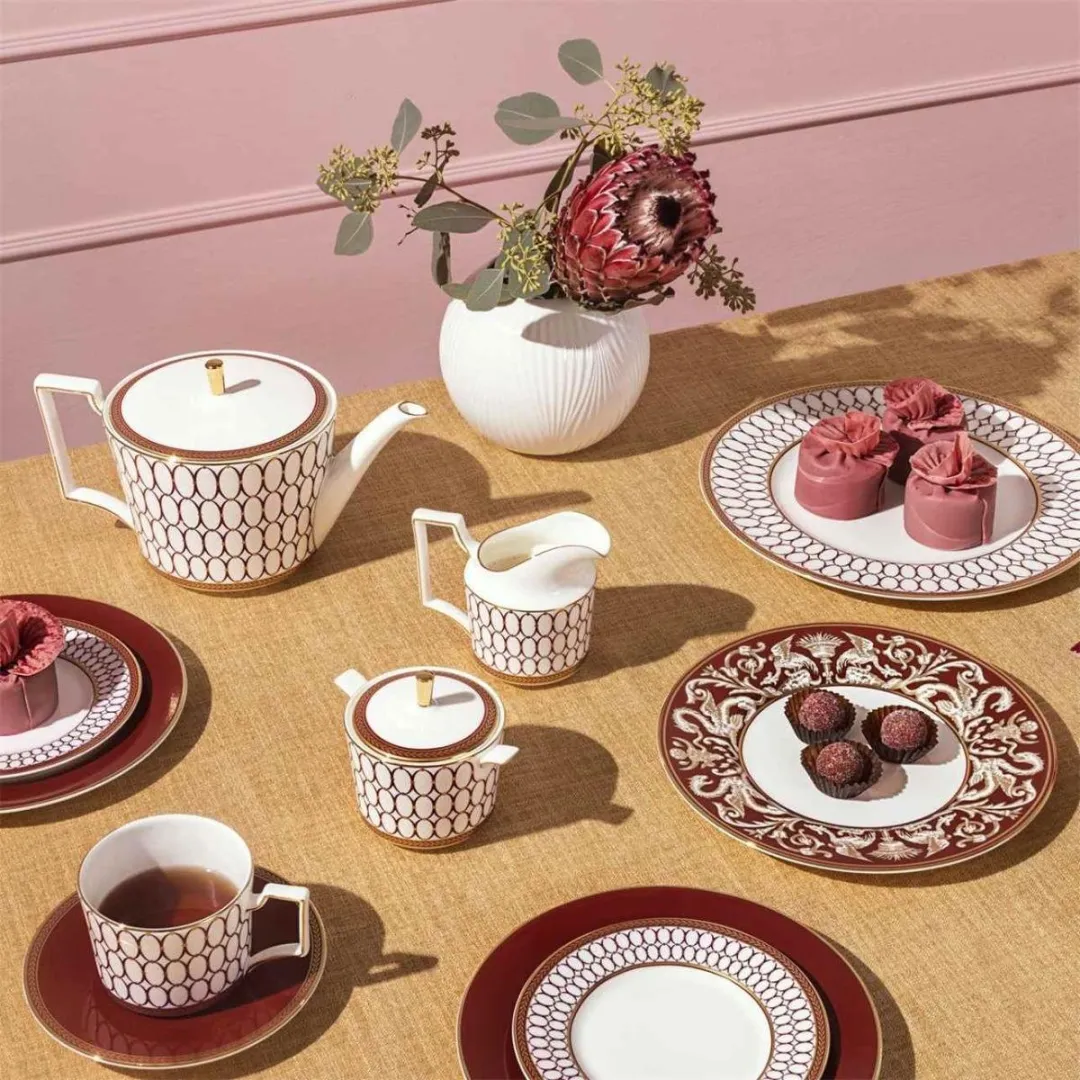 Wedgwood Renaissance Red Dessertschaaltje - Goud