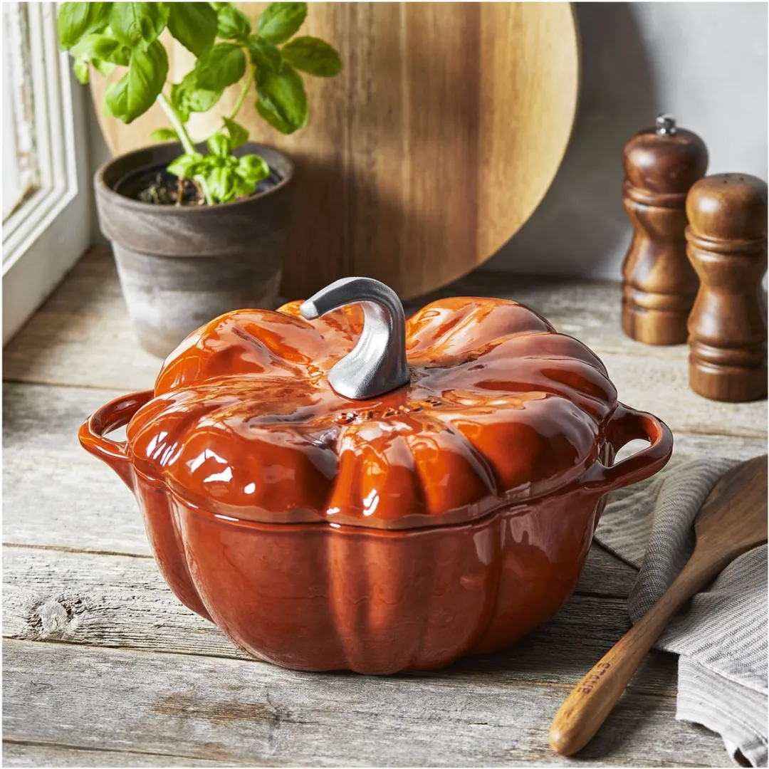 Staub Braadpan Pompoen Kaneel 24cm - 3.3L - afbeelding 4 van 6