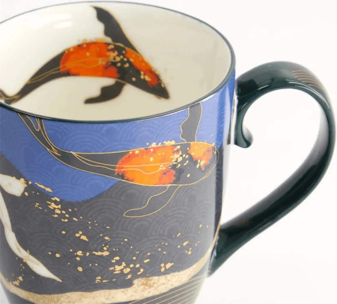 Tokyo Design Studio Goudvis Blauwe Beker 22120 - 380ml - Donkerblauw/Oranje/Wit