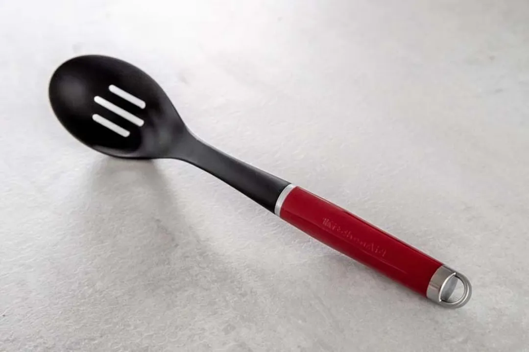 KitchenAid Lepel met Sleuven KAG004OHERE - Rood