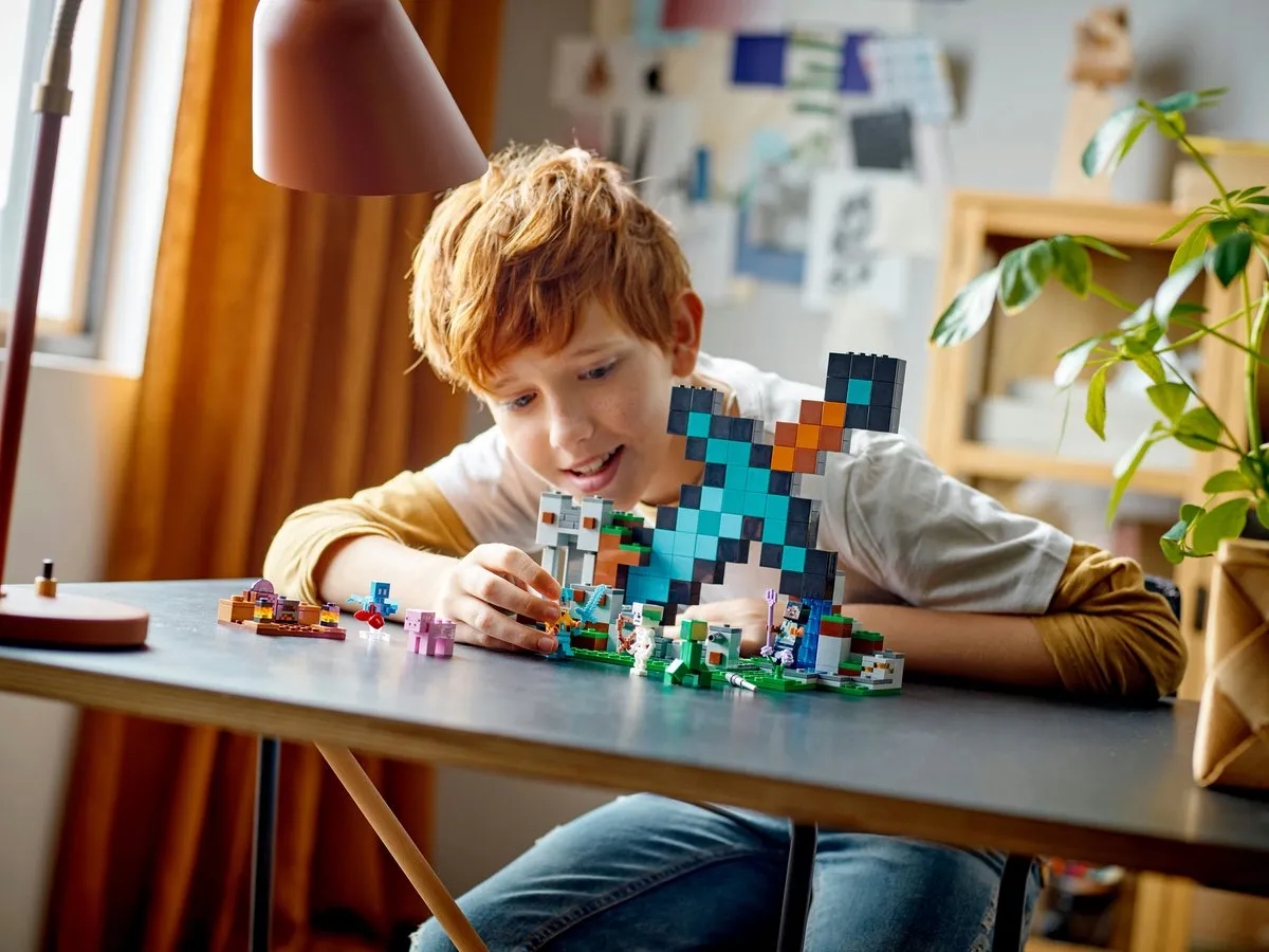 LEGO Minecraft Uitvalbasis Zwaard Bouwspeelgoed 21244 - Meerkleurig