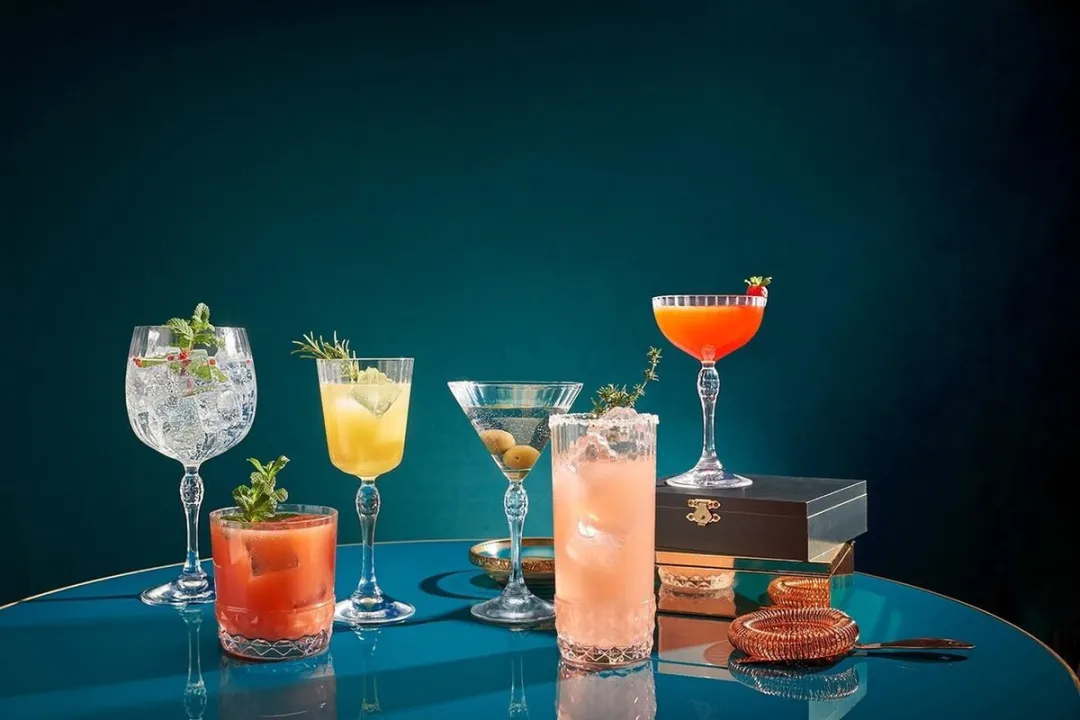 ​Bormioli Rocco Martini Glazen America 20's - 240 ml - Set van 4 Cocktailglazen / Martiniglazen - Vintage Jaren '20 Design - Kristalhelder Glaswerk - Duurzaam & Vaatwasserbestendig voor Martini's en Cocktails​