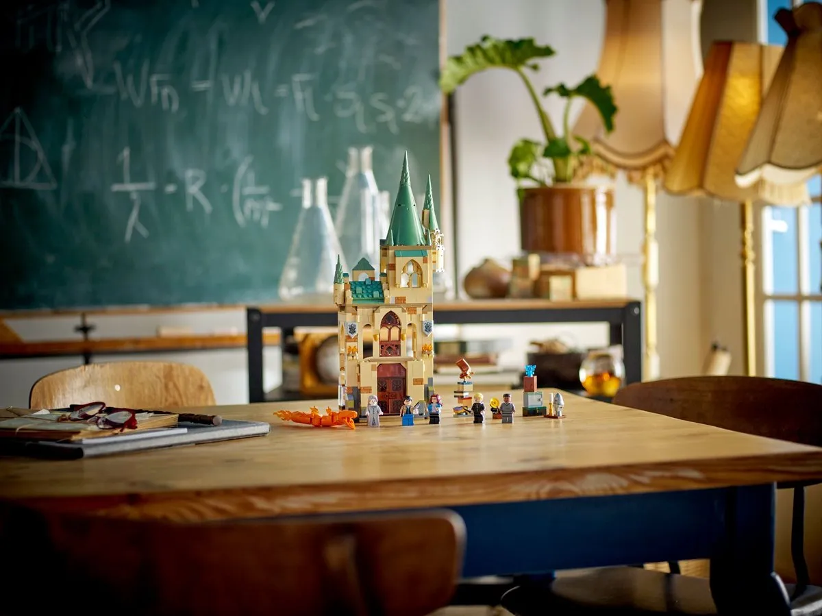LEGO Harry Potter Zweinstein Kamer van Hoge Nood 76413 - 587 Stukken