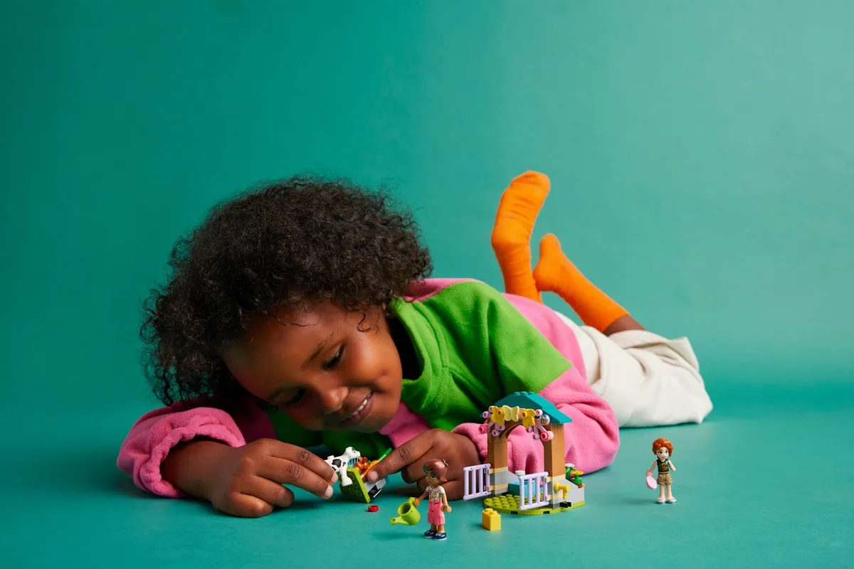 LEGO Friends 42607 Autumns Schuur met Kalfje - 2 Minifiguren