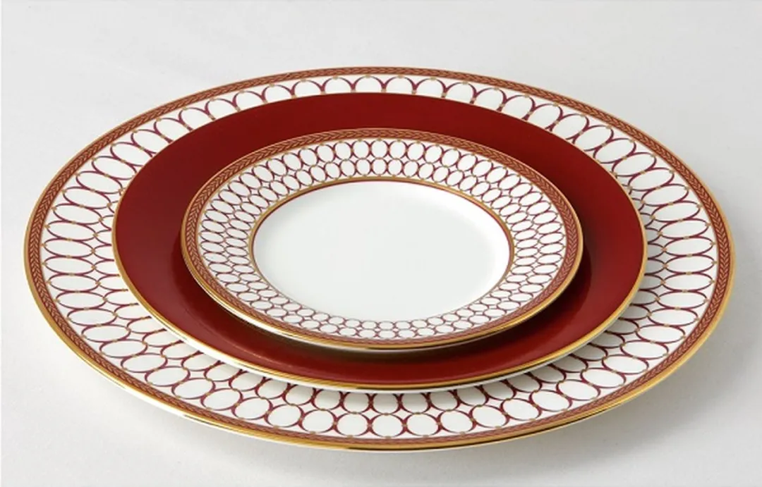 Wedgwood Renaissance Red Bord 27cm - Rood/Goud