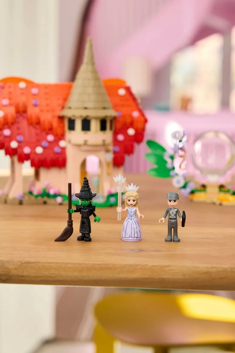 LEGO Wicked Glinda & Elphaba Bezoeken Munchkinland 75690 - 744 Stukken