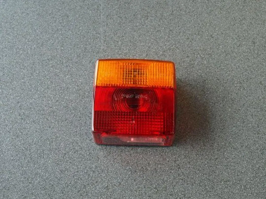 Hella Achterlicht 12V Geel - Opbouw - ECE - Platte stekker