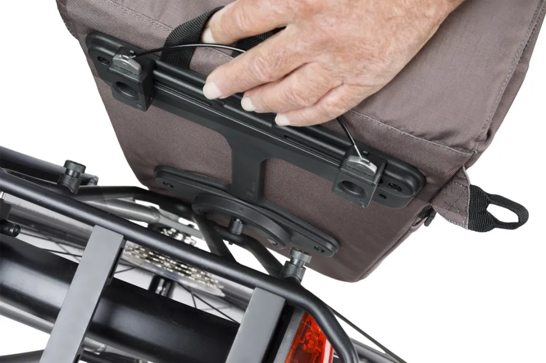 Basil Move MIK Studs Fietsschoudertas 15L - Bruin